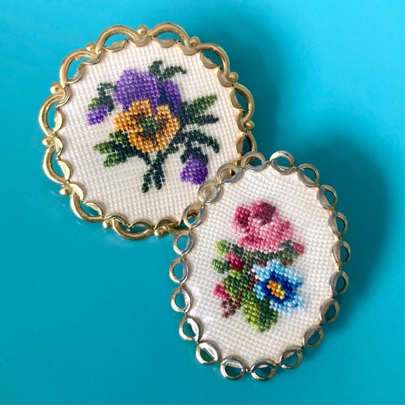 60s Vintage Petit Point Brooches Tiny Stitches Brooch Jewellery Cottagecore Pins - Picture 8 of 8